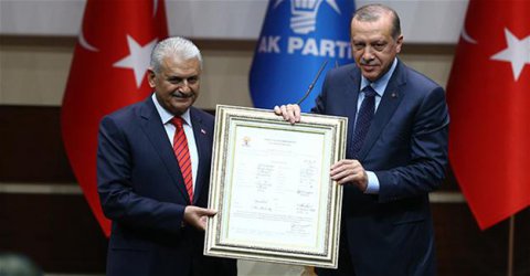 Ердоган (в дясно) заедно с премиера Йълдъръм след подписването на документа за връщане на президента в Партията на справедливостта и развитието