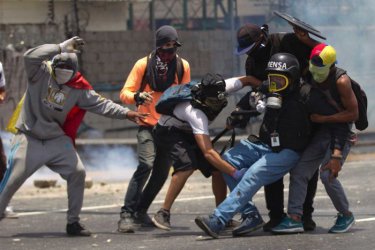 Лекари доброволци се грижат за ранените демонстранти във Венецуела