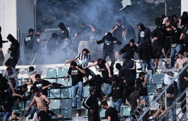 Над 40 ранени при сблъсъци между фенове на ПАОК и АЕК