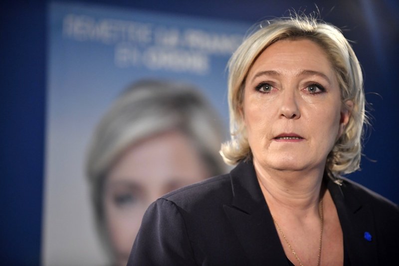 Льо Пен се коалира със "Стани, Франция" преди втория тур на президентските избори