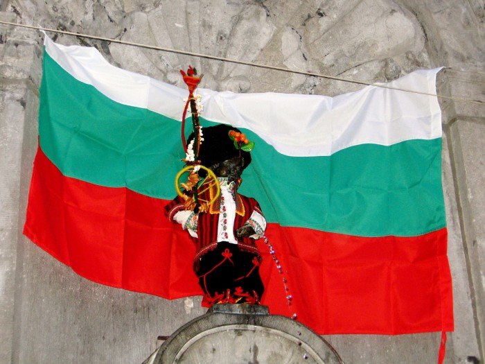 Символът на Белгия Манекен Пис бе облечен в българска народна носия