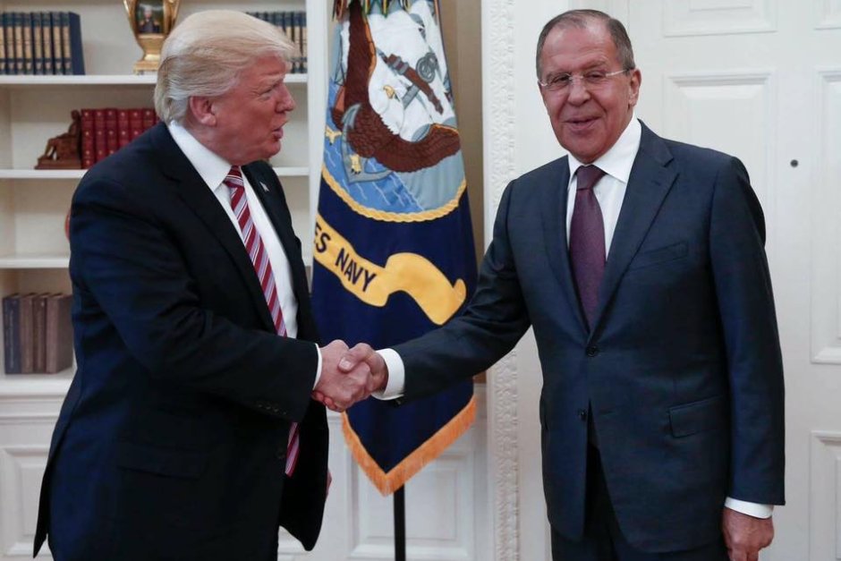 Доналд Тръмп и Сергей Лавров в Овалния кабинет на Белия дом.