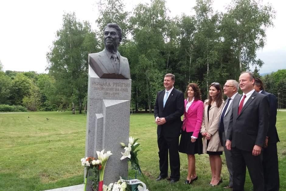 В София вече има паметник на Роналд Рейгън