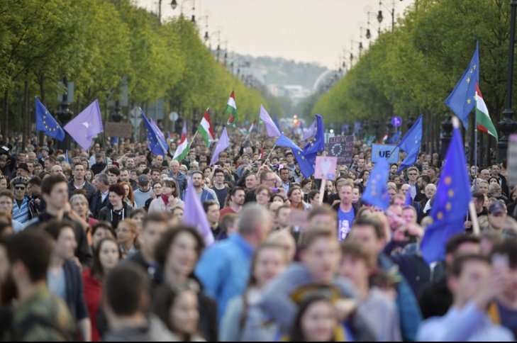 Хиляди унгарци протестираха срещу Орбан и руското влияние в страната
