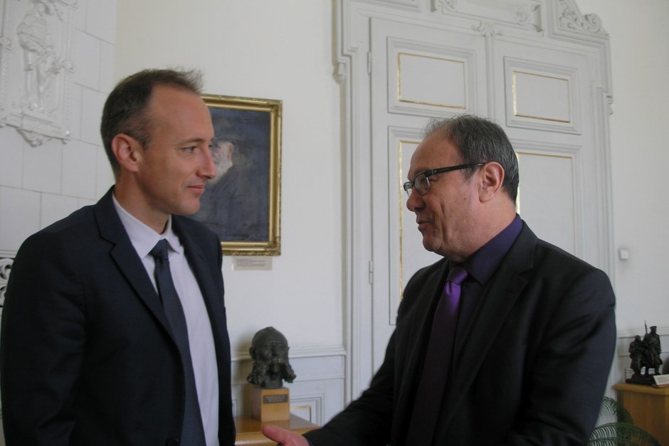 Министър Красимир Вълчев с председателя на БАН акад. Юлиян Ревалски.