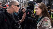 Снимка на чешко момиче, изправило се срещу неонацисти, стана хит в интернет