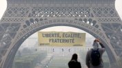 "Грийнпийс" окачи на Айфеловата кула транспарант с призив за гласуване срещу льо Пен