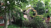 Въпреки подготвяния протест започна събарянето на "Двойната къща" в София