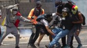 Лекари доброволци се грижат за ранените демонстранти във Венецуела