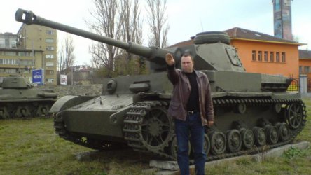 Служител от Министерството на отбраната се извини за нацистки поздрав