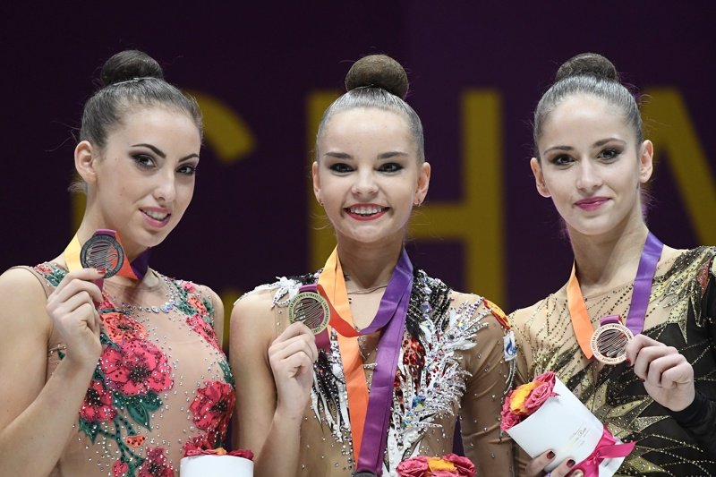 Сребърната медалистка Катрин Тасева, златната - Дина Аверина (Рус) и бронзовата - Невяна Владинова (отляво надясно), Снимка: ЕПА/БГНЕС