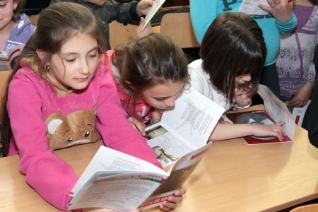 Децата от I до XII клас зад граница могат да се обучават по програми по български език