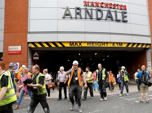 Силен гръм предизвика паника и евакуация на търговски център в Манчестър