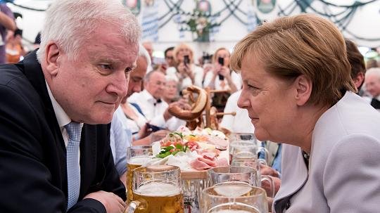 Ангела Меркел заедно с лидера на ХСС Хорст Зеехофер по време на фестивала в Мюнхен в неделя.