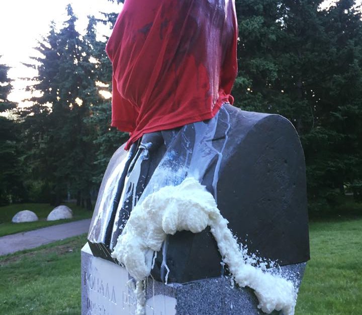 Паметникът на Рейгън бе осквернен 8 дни след откриването