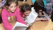 Децата от I до XII клас зад граница могат да се обучават по програми по български език