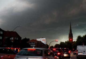 Бури в Германия взеха две жертви и предизвикаха транспортни проблеми