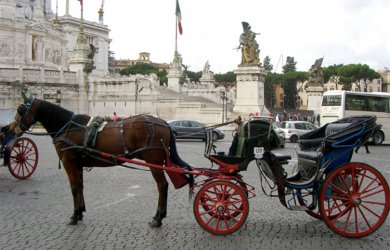 Електрически "ботичеле" сменят туристическите файтони в Рим