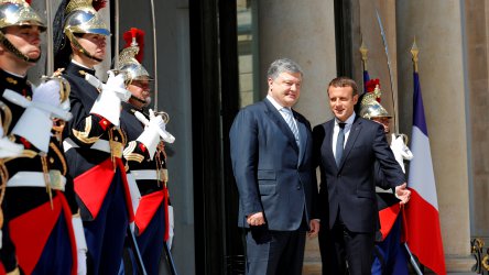 Макрон и Порошенко обсъдиха перспективите за решаване на кофликта в Украйна