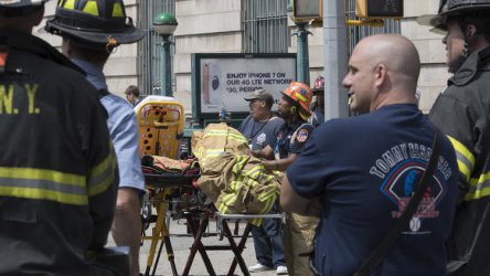 Над 30 леко ранени при инцидент в метрото на Ню Йорк