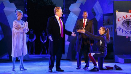 Постановка на Шекспир, в която главният герой прилича на Тръмп, загуби спонсорите си