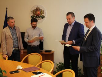 КРасимир Първанов и Жечо Станков (двамата вдясно) представят законовите поправки на гражданите от Перник