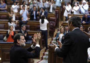 Мариано Рахой ръкопляска след гласуването в парламента