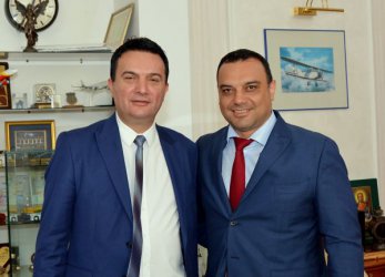 Българският транспортен министър Ивайло Московски и колегата му Горан Сугарески