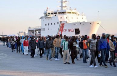 Ирландски военен кораб спаси 712 бежанци край Либия