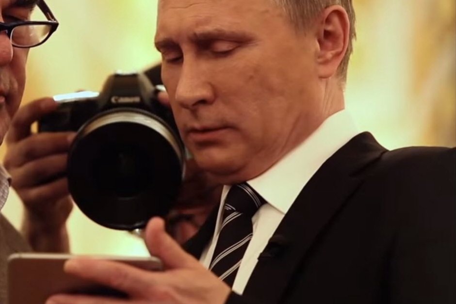 Путин показва на Оливър Стоун видеото