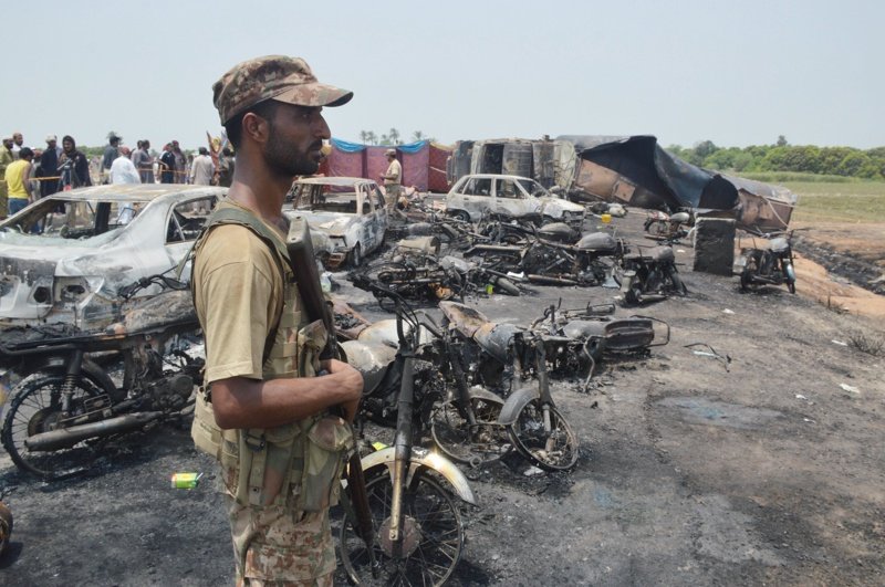 157 са вече загиналите след взрива на цистерната в Пакистан
