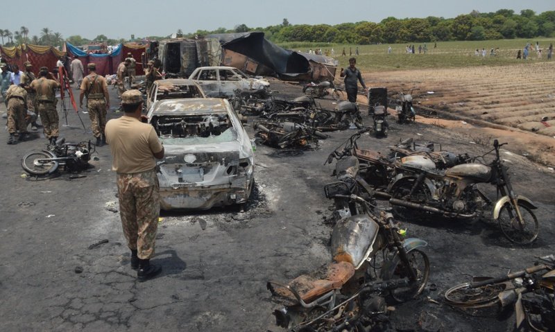 Близо 150 жертви взе взрив на цистерна в Пакистан