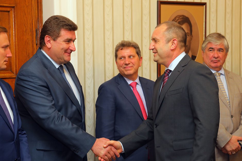 Валентин Златен се здрависва с президента Румен Радев по време на срещата на "Дондуков" 2