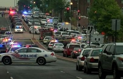 Двама арестувани във Вашингтон, след като кола помете двама полицаи на велосипеди