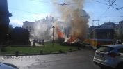 Контактната мрежа на трамваите предизвика пожар до Паметника на Васил Левски