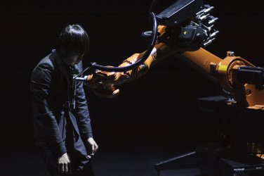 Танц на човек с робот открива ONE DANCE WEEK