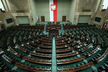 Управляващите в Полша с важна стъпка в завладяването на съдебната система