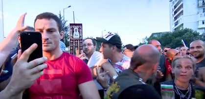 Трима са задържани след протеста в Асеновград, сред тях и Перата