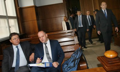 Президентът Румен Радев влиза в СГС за делото срещу Николай Ненчев, сред чиито адвокати е и бившият лидер на ДСБ Радан Кънев. Сн.: БГНЕС