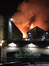 Голям пожар на пазара Камдън лок в Лондон
