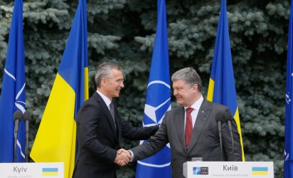 Йенс Столтенберг и Петро Порошенко, сн: ЕПА/БГНЕС
