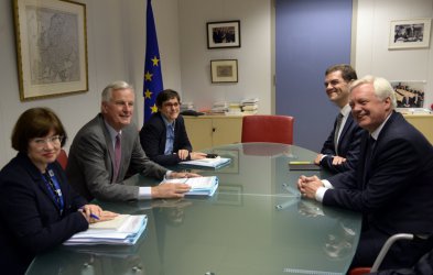 Министърът за Брекзит Дейвид Дейвис и главният преговарящ на ЕС Мишел Барние, сн: ЕПА/БГНЕС