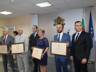 Министърът на икономиката Емил Караниколов връчва сертификати на инвеститори.