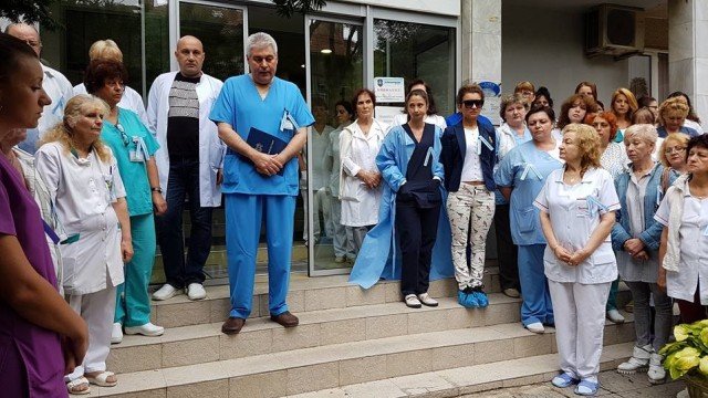 Лекарският протест пред "Шейново". Снимка: бТВ 