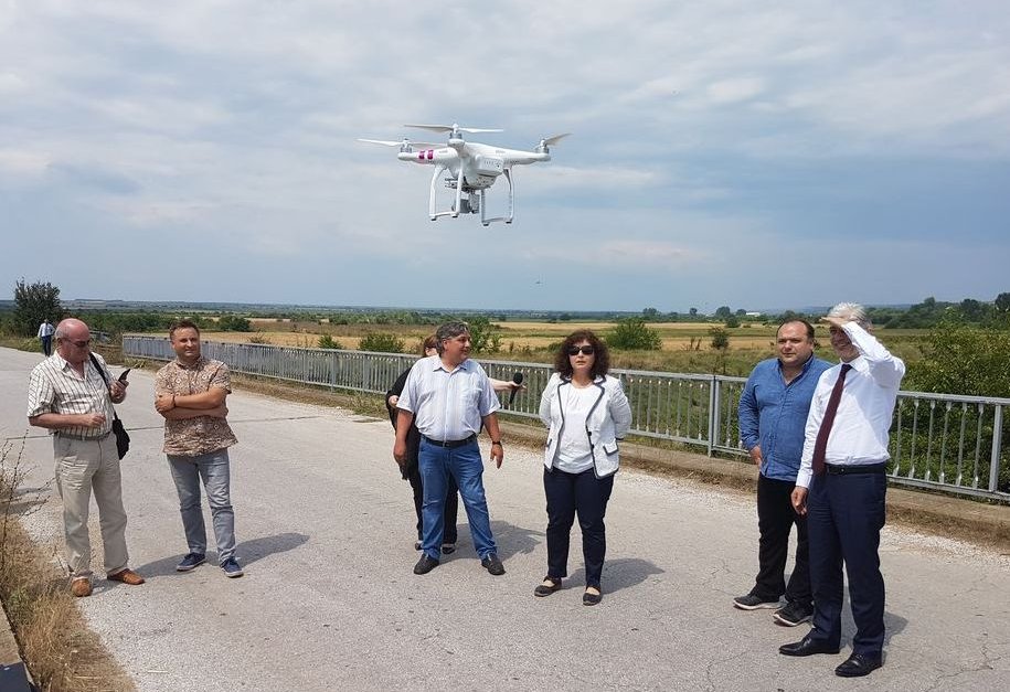 Екоминистърът проследява проверката на дрона по поречието на река Вит