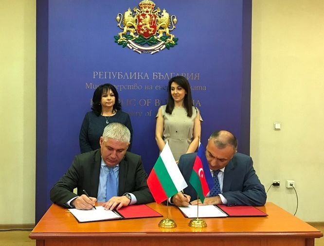Шефовете на Булгартрансгаз" Георги Гегов (вляво) и на "СОКАР Болкан" Мурат Хейдаров подписват споразумението.