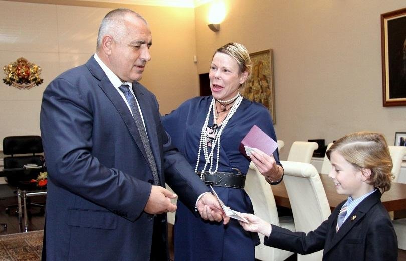 Премиерът връчи български паспорти на Калина Сакскобургготска и сина й Симеон-Хасан