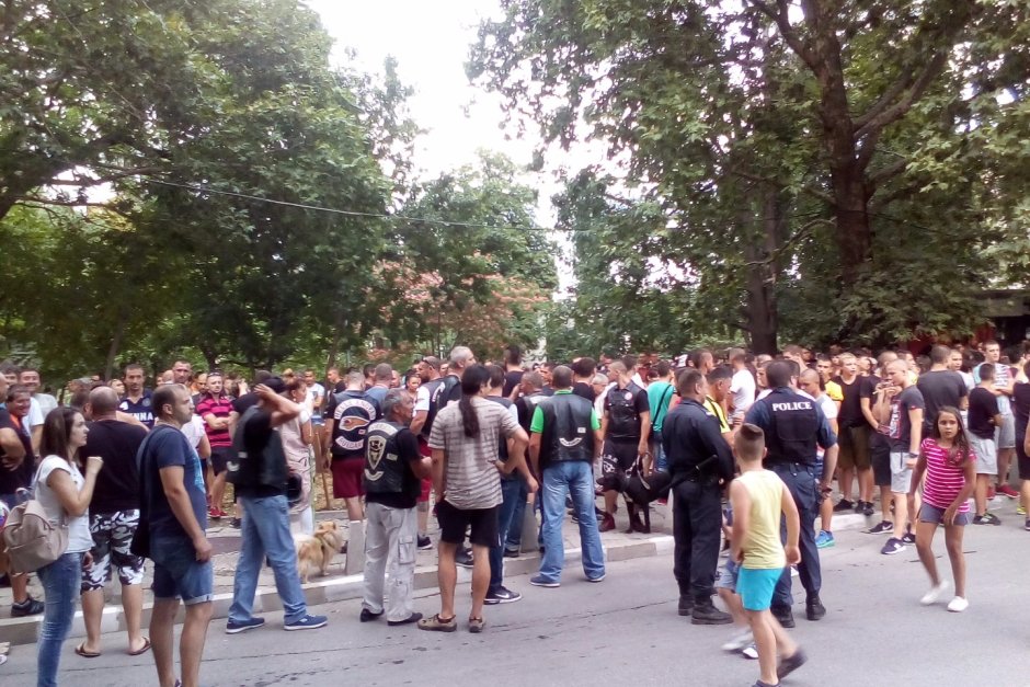 Антиромските протести в Асеновград спират временно