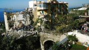 Пететажна жилищна сграда се срути в южния италиански град Торе Анунциата