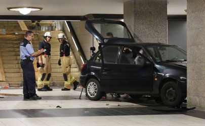 Кола падна по стълбите на берлинска метростанция при гонка с полицията